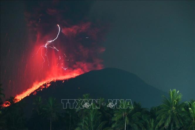 Núi lửa Ibu của Indonesia lại phun trào, tạo cột tro bụi cao 5 km