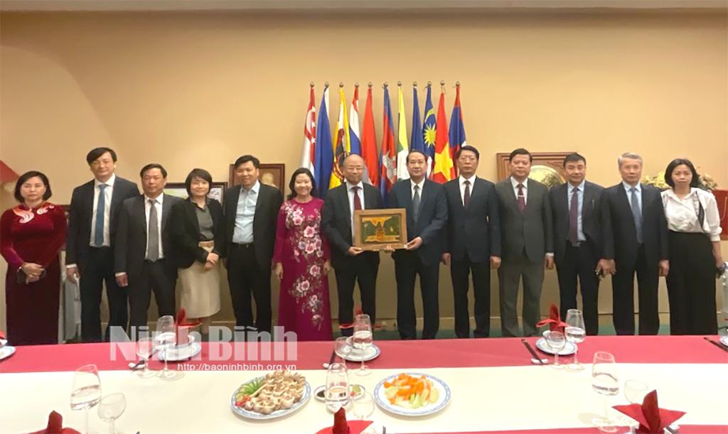 Ninh Binh looks to promote trade cooperation with France's Paris Ile-de-France region