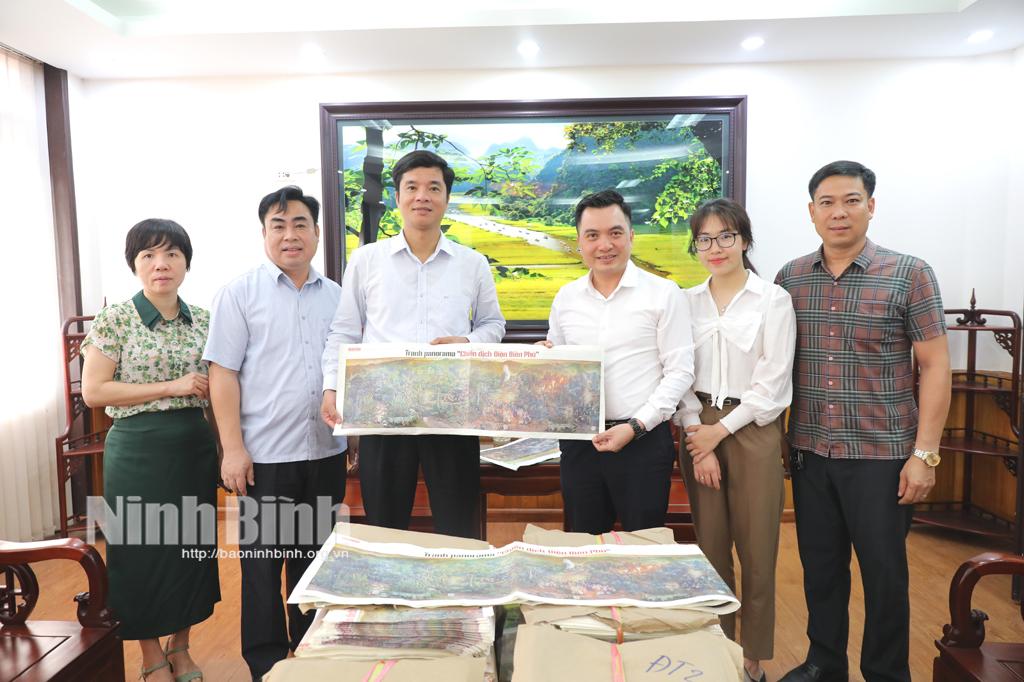 Trao tặng hơn 800 phụ san ấn phẩm báo in tranh panorama "Chiến dịch Điện Biên Phủ" cho Sở Giáo dục và Đào tạo