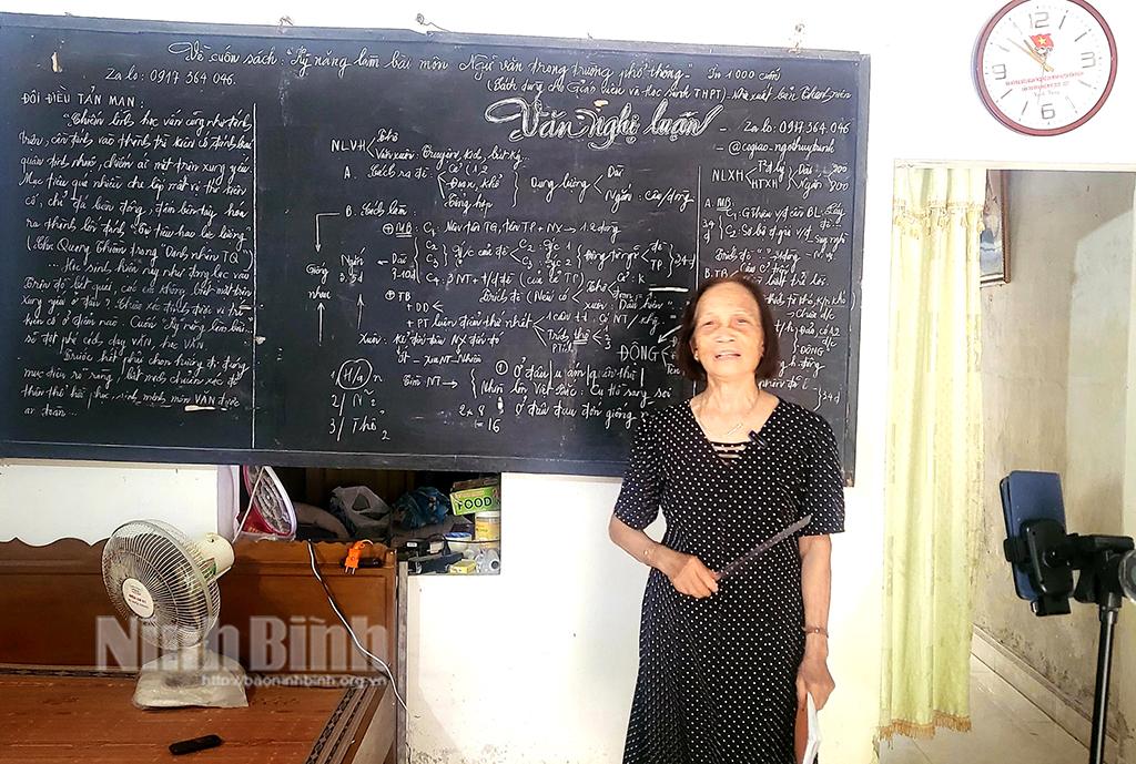 Bà giáo làng ở Ninh Bình nổi tiếng với kênh Tiktok dạy Ngữ văn