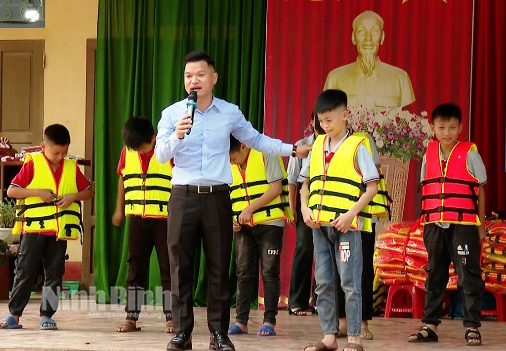 Trang bị kỹ năng an toàn trong môi trường nước cho trẻ