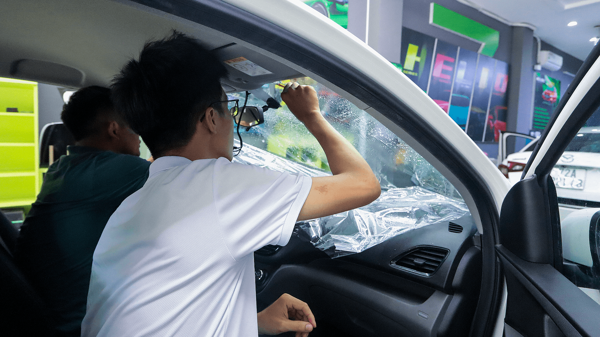 Vì sao Ô tô nên dán phim cách nhiệt? Lưu ý cần biết khi chọn dán phim vào mùa nắng nóng