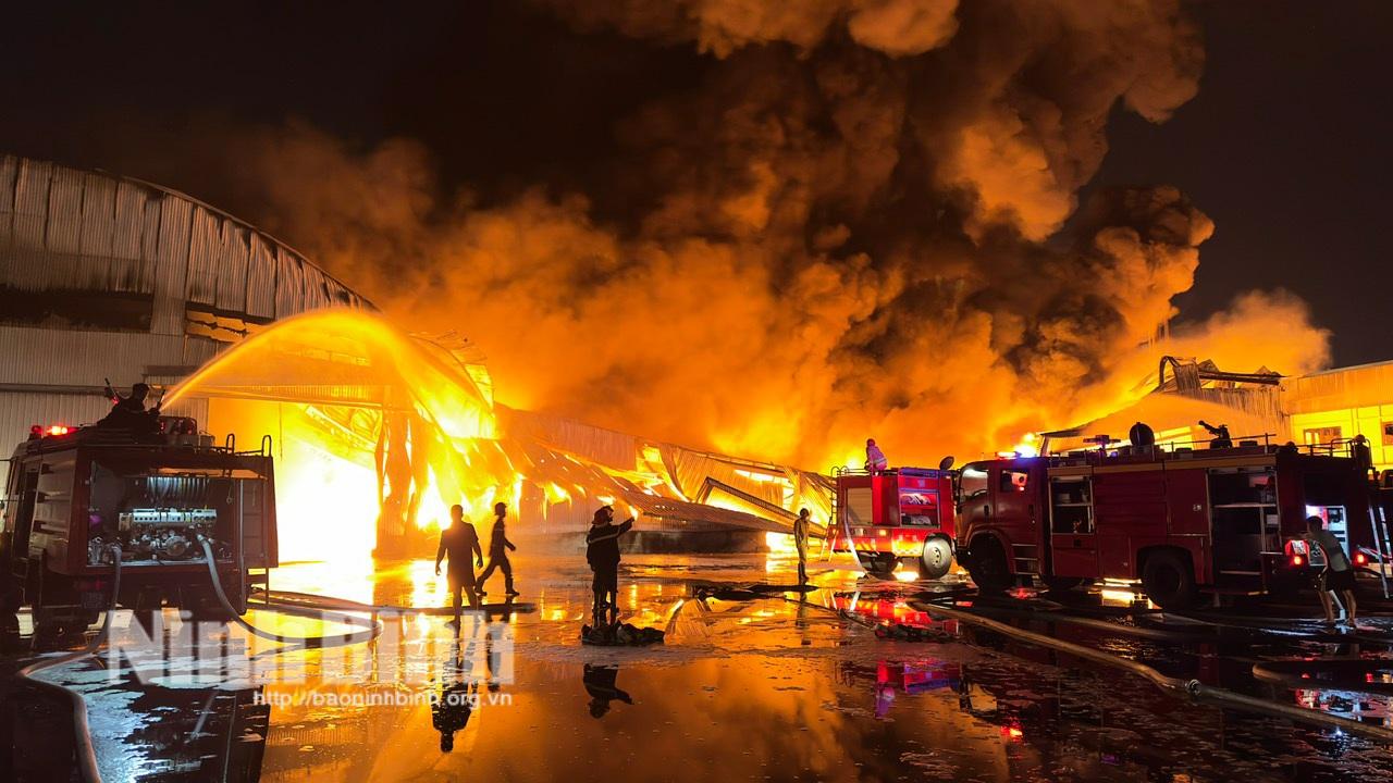 Chập điện gây cháy lớn ở Công ty TNHH Đầu tư và thương mại Khánh Phú