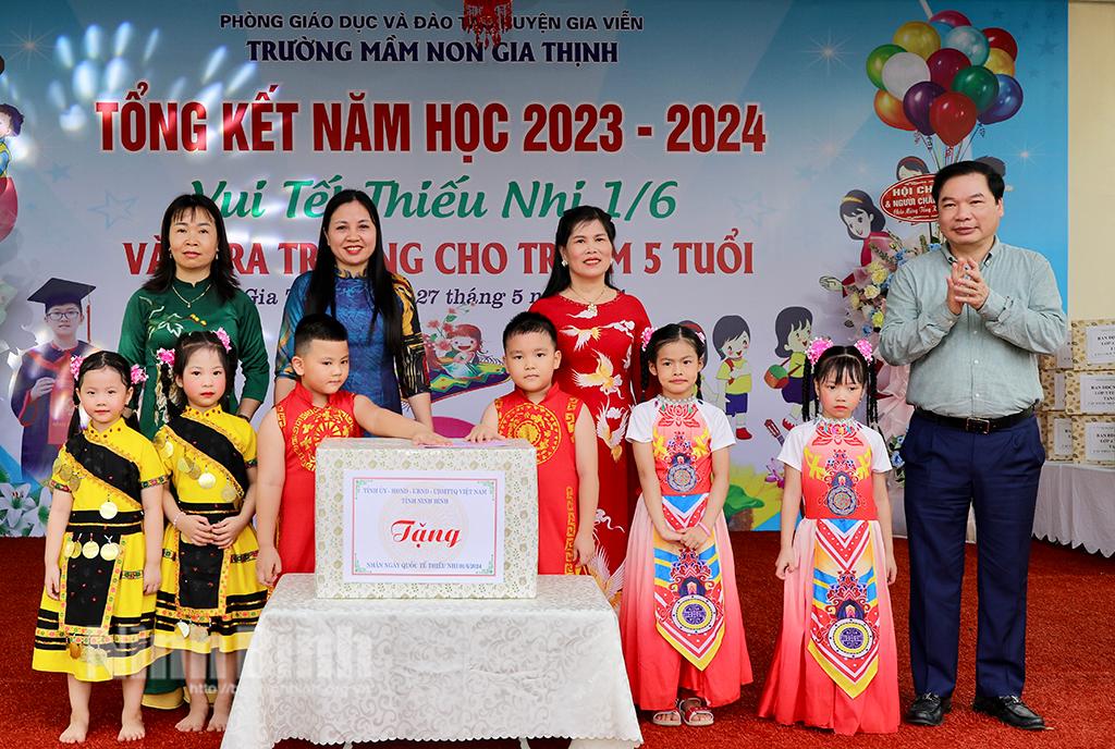 Đồng chí Phó Chủ tịch Thường trực UBND tỉnh tặng quà nhân Ngày quốc tế thiếu nhi (1/6)