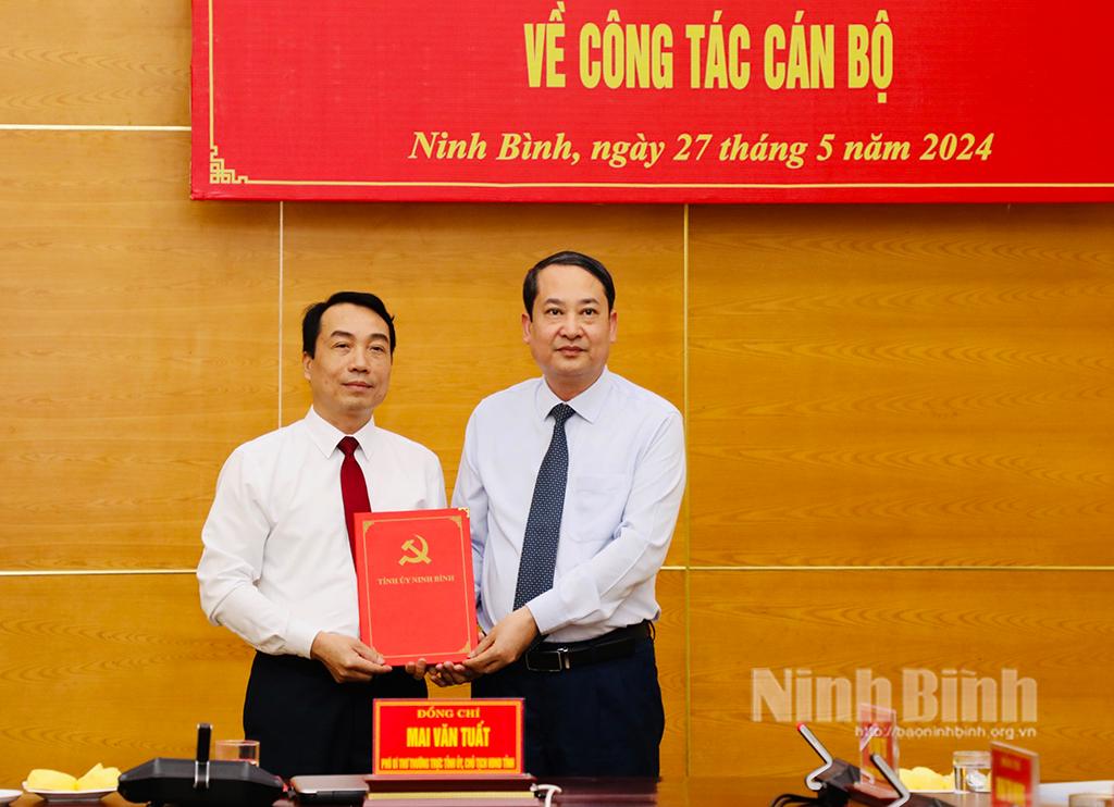 Văn phòng Tỉnh ủy công bố Quyết định của Ban Thường vụ Tỉnh ủy về công tác cán bộ