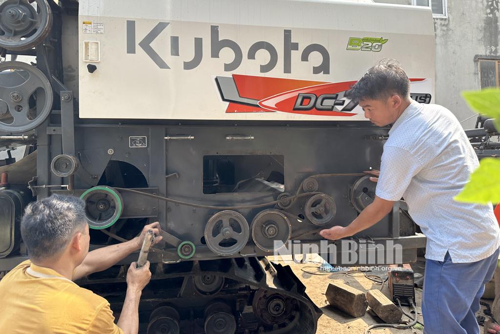 "Ngả mũ" trước giàn máy nông nghiệp "khủng" của một nông dân ở Yên Khánh