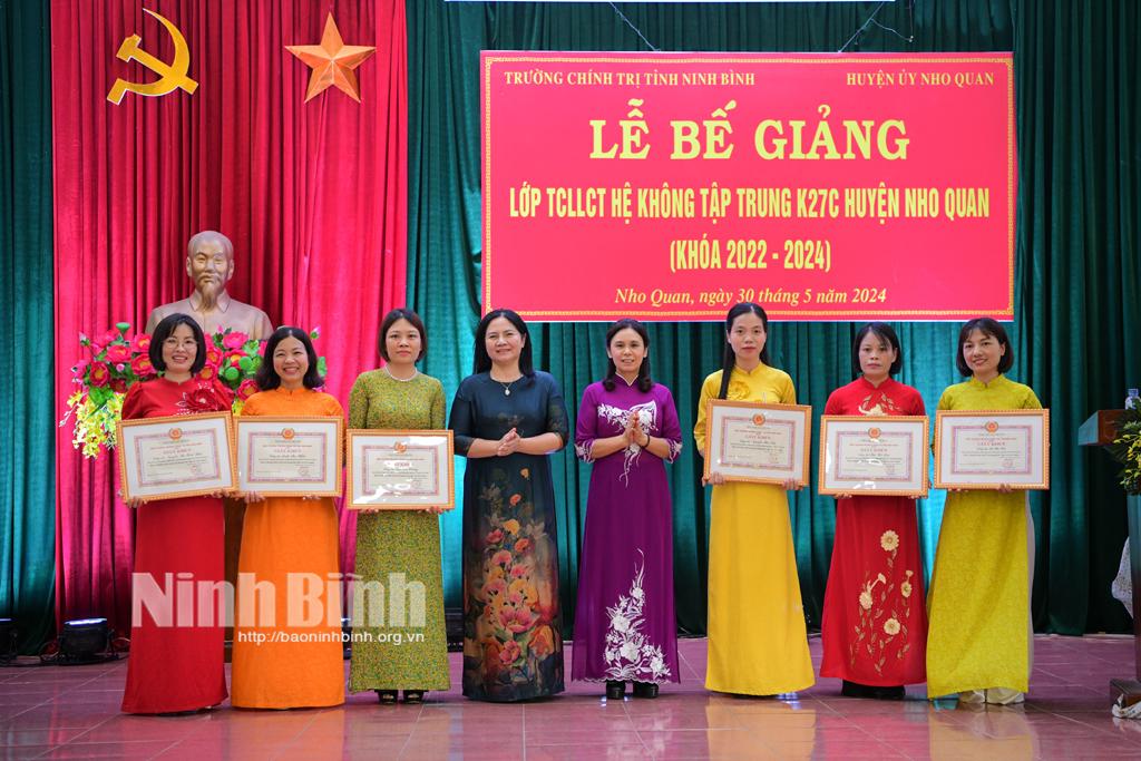 Bế giảng lớp Trung cấp Lý luận Chính trị hệ không tập trung K27C huyện Nho Quan