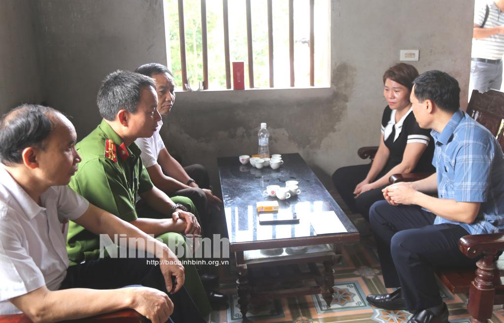 Thăm, tặng quà gia đình nạn nhân tai nạn giao thông