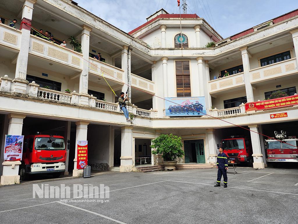 240 chủ cơ sở kinh doanh, nhà trọ được tuyên truyền, thực hành chữa cháy và cứu nạn, cứu hộ