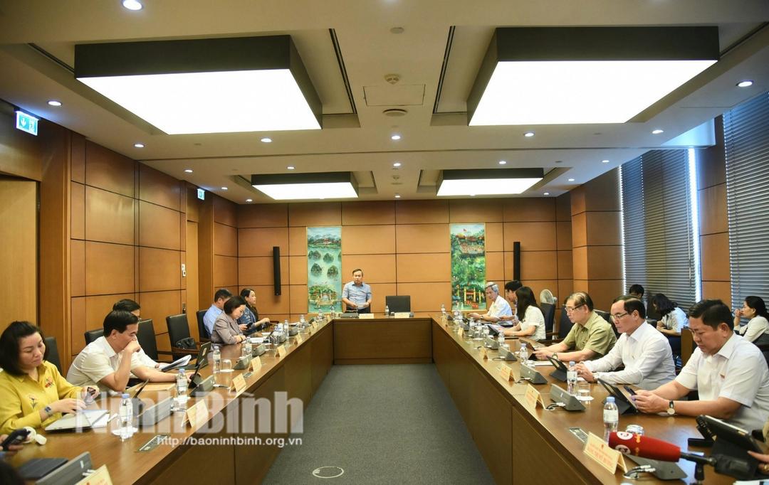 Kỳ họp thứ 7, Quốc hội khóa XV: Đại biểu Quốc hội tỉnh thảo luận tại tổ về Dự án Luật sửa đổi, bổ sung một số điều của Luật Dược