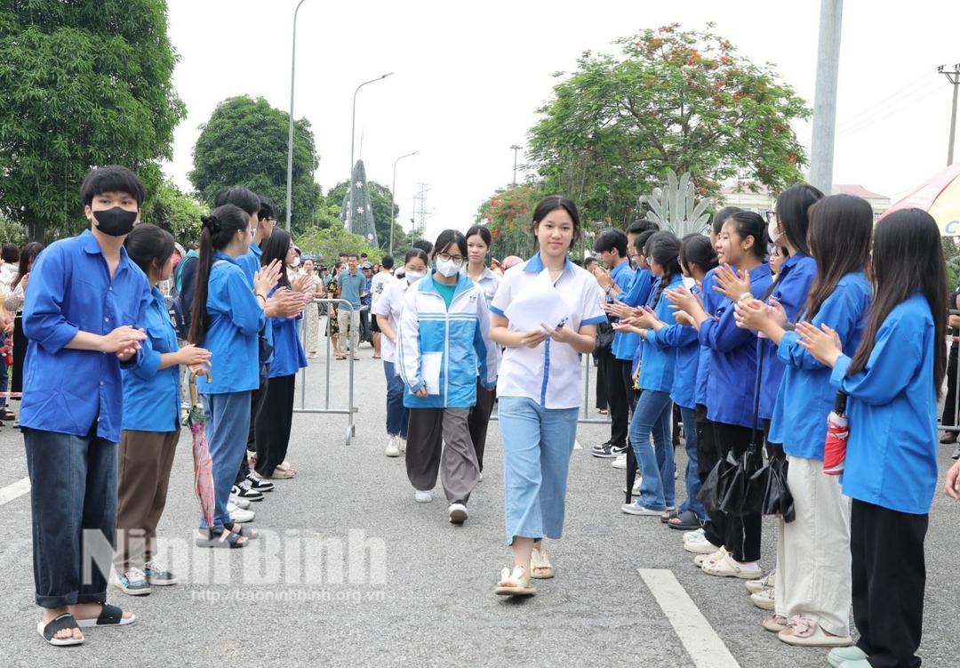 Hơn 900 thanh niên tình nguyện tham gia "Tiếp sức mùa thi" tại Kỳ thi tuyển sinh lớp 10 THPT