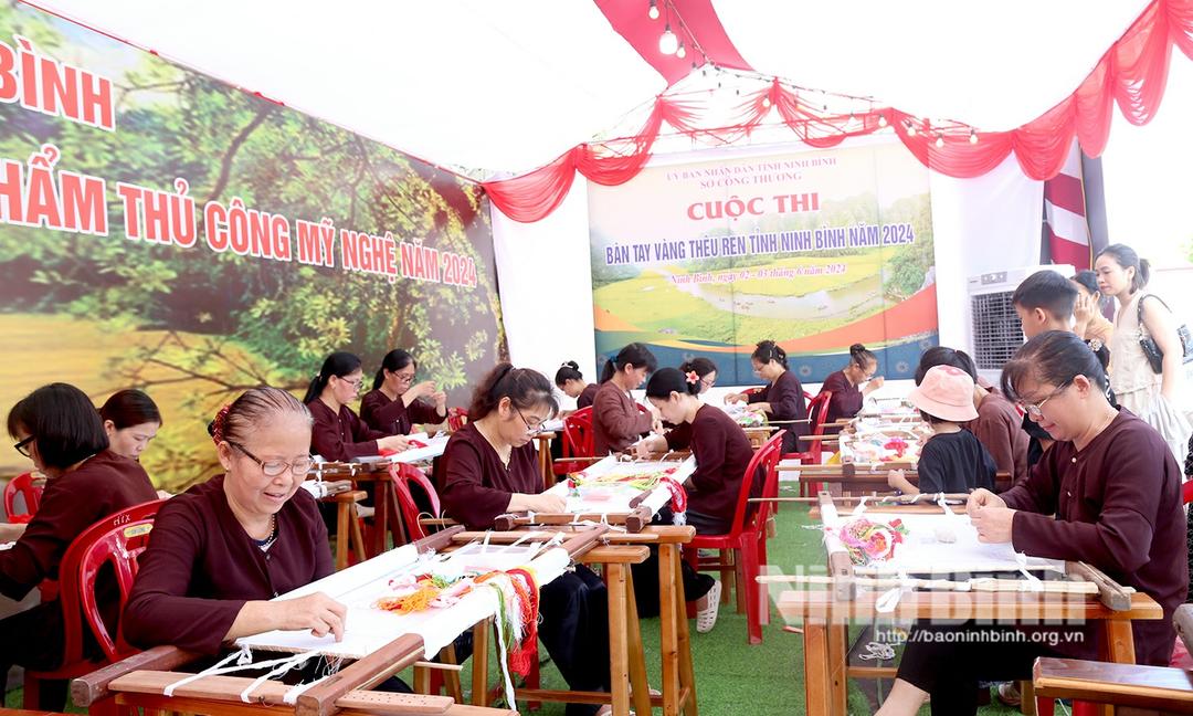 Khai mạc vòng chung khảo Cuộc thi Bàn tay vàng thêu ren năm 2024
