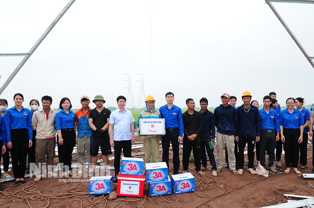 Áo xanh tình nguyện trên công trình đường dây 500kV