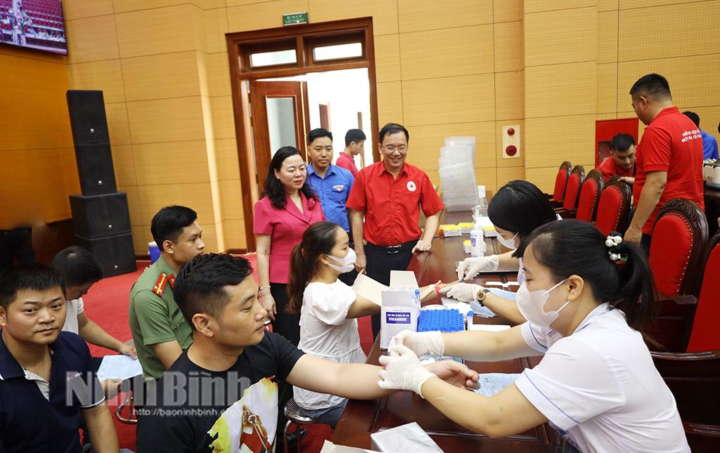 Tiếp nhận 473 đơn vị máu trong Ngày hội hiến máu nguyện huyện Gia Viễn