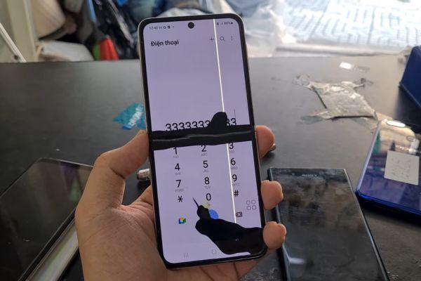 Màn hình Z flip 3 bị sọc ngang nguyên nhân, cách khắc phục