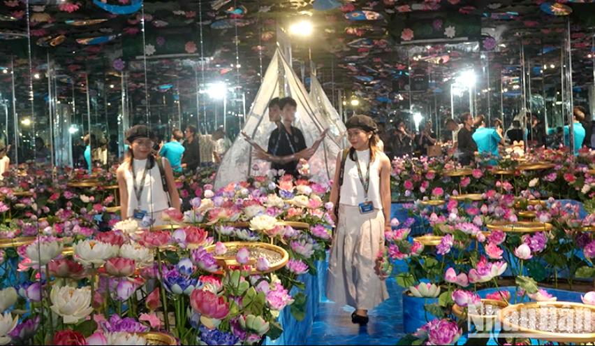 Chiêm ngưỡng tác phẩm của hai thiên tài hội họa Claude Monet và Van Gogh trong triển lãm tương tác đa giác quan