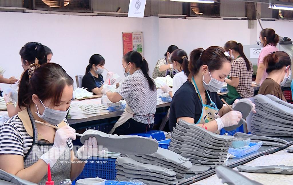 Sản xuất phục hồi, doanh nghiệp "đỏ mắt" tìm lao động