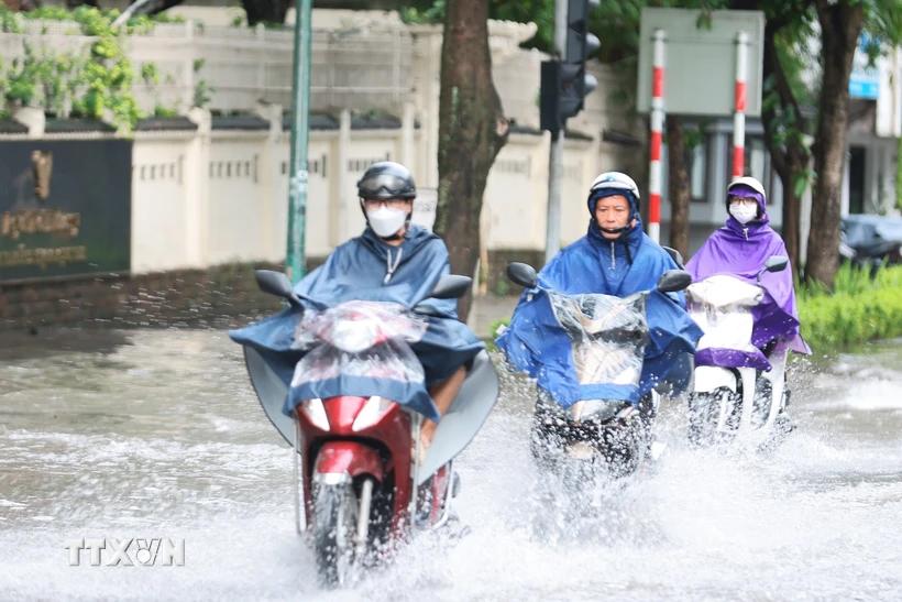 Mưa dông xảy ra ở hầu khắp các vùng trên cả nước trong ngày 25/6