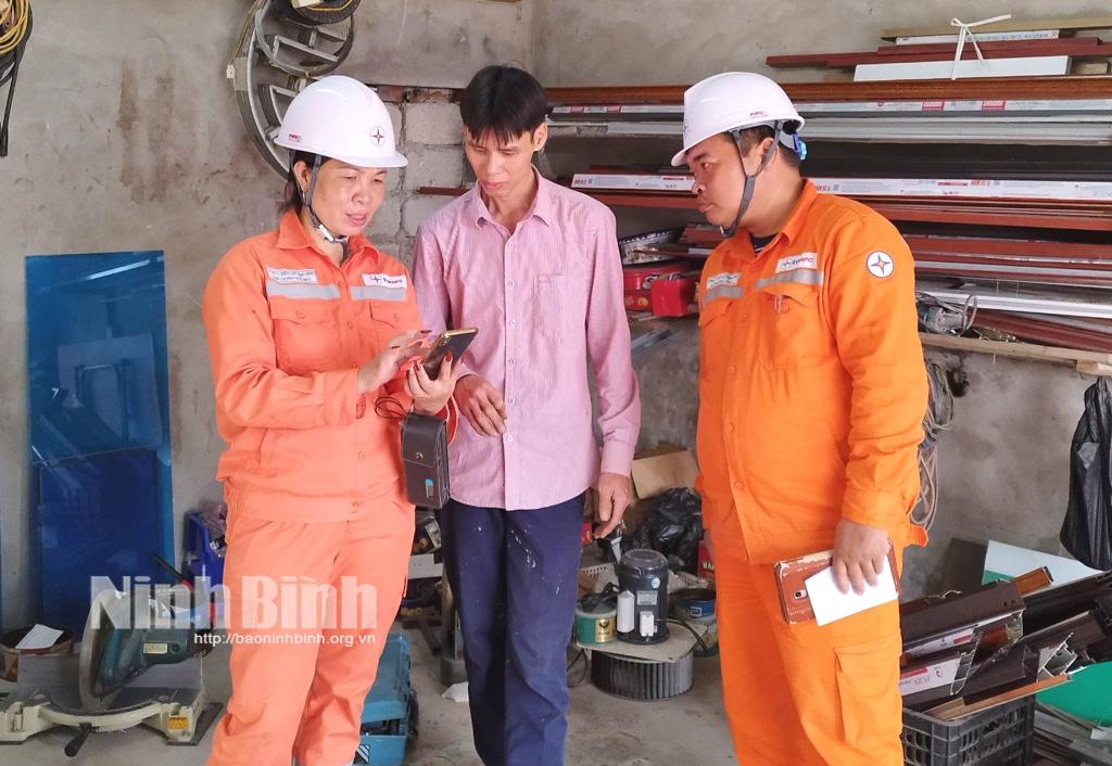 PC Ninh Bình áp dụng đồng bộ nhiều giải pháp để xử lý hóa đơn tiền điện tăng cao mùa nắng nóng