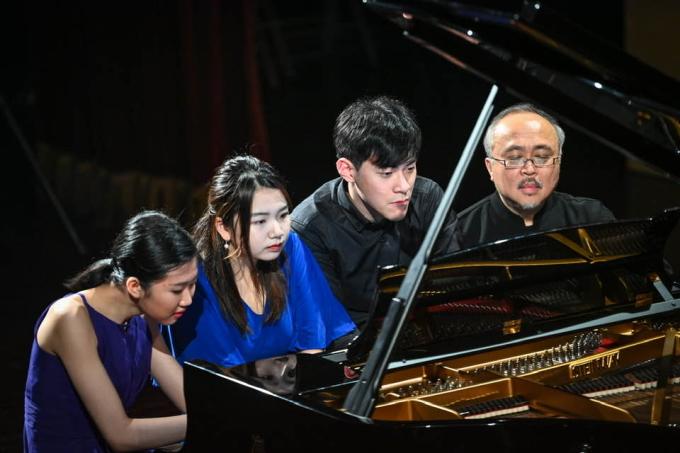Đặng Thái Sơn và học trò chơi "piano tám tay"