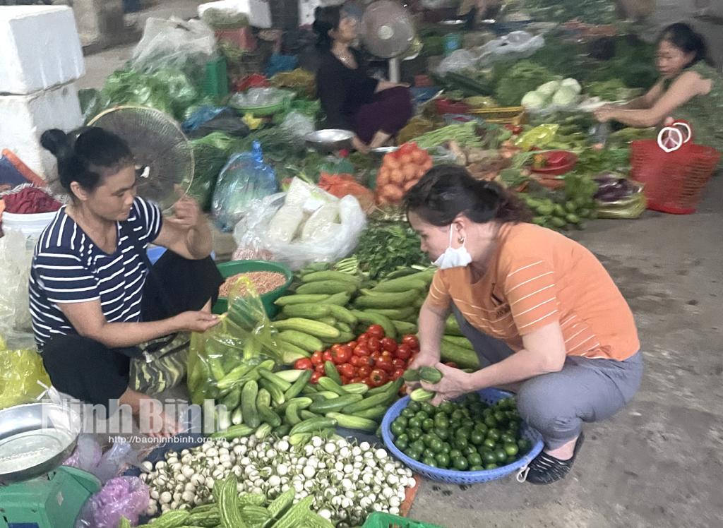 Rau xanh dồi dào, giá cả ổn định; một số loại củ quả tăng giá