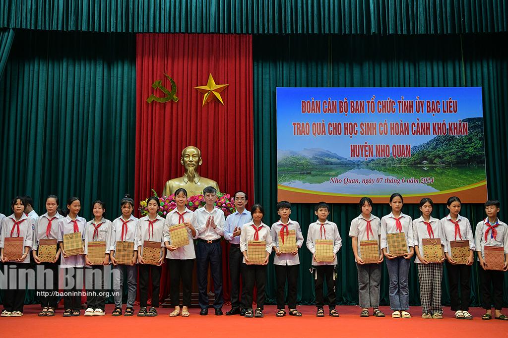 Đoàn cán bộ Ban Tổ chức Tỉnh ủy Bạc Liêu tặng quà cho học sinh có hoàn cảnh khó khăn tại Nho Quan