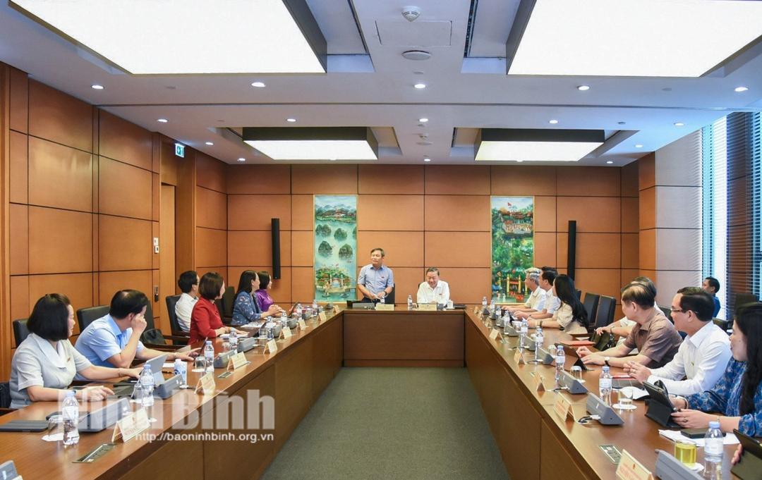 Kỳ họp thứ 7, Quốc hội khóa XV: Đại biểu Quốc hội tỉnh tham gia thảo luận ở tổ về dự án Luật Phòng, chống mua bán người (sửa đổi)