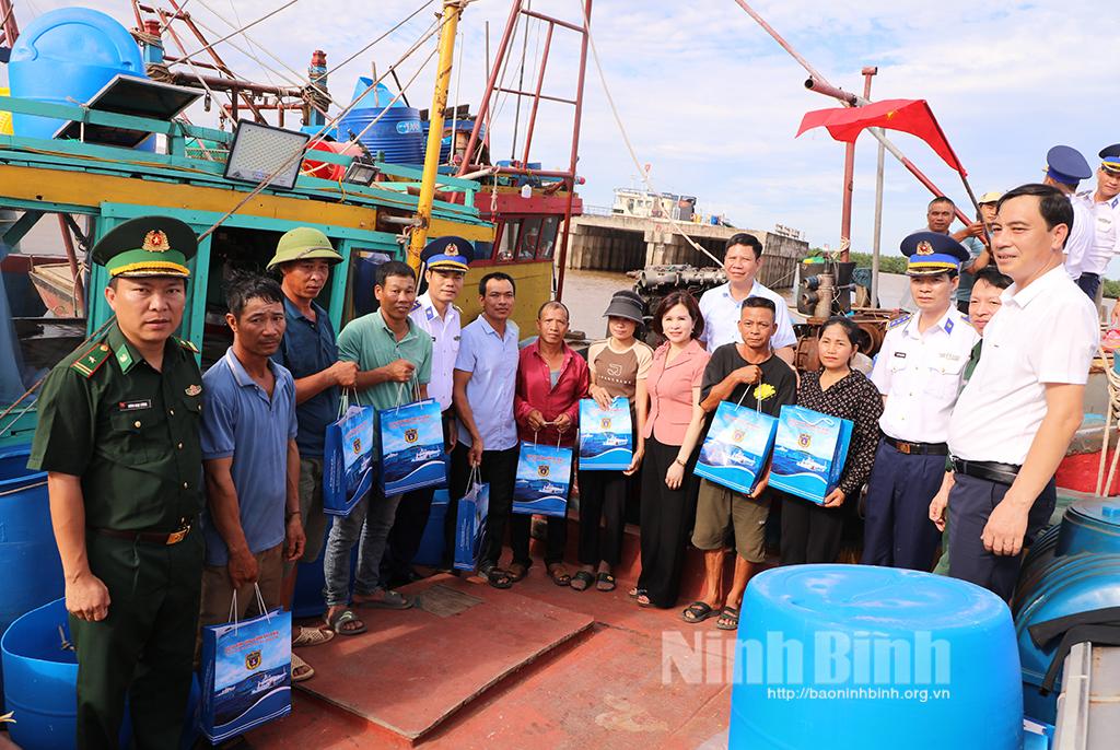 Chương trình Cảnh sát biển đồng hành với ngư dân