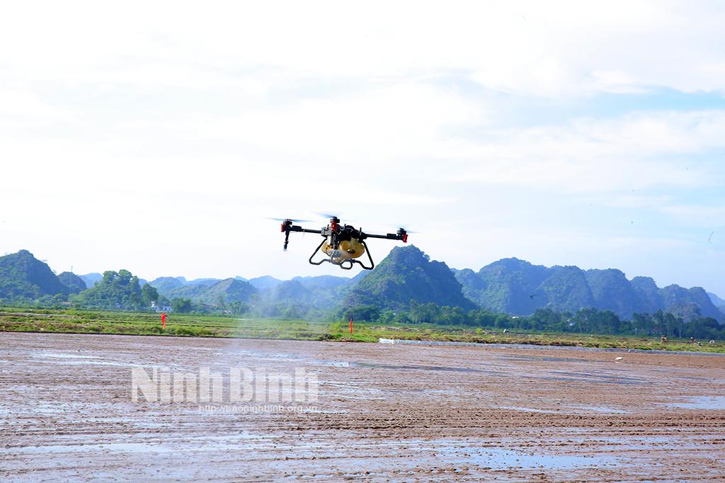 Trình diễn thiết bị công nghệ cao phục vụ sản xuất nông nghiệp