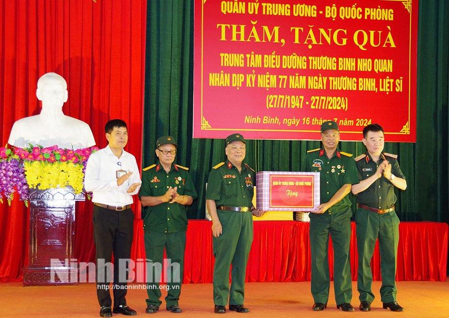 Quân ủy Trung ương-Bộ Quốc phòng tặng quà Trung tâm Điều dưỡng thương binh Nho Quan