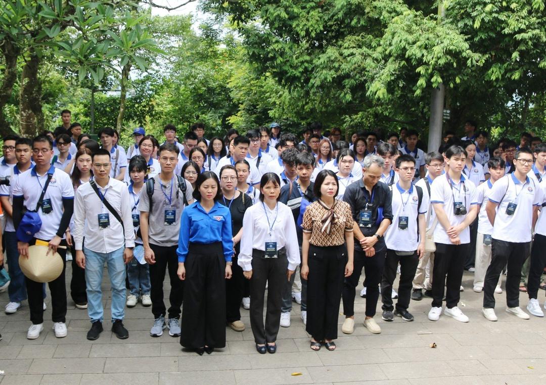 Thanh niên kiều bào dâng hương tưởng niệm các Vua Hùng