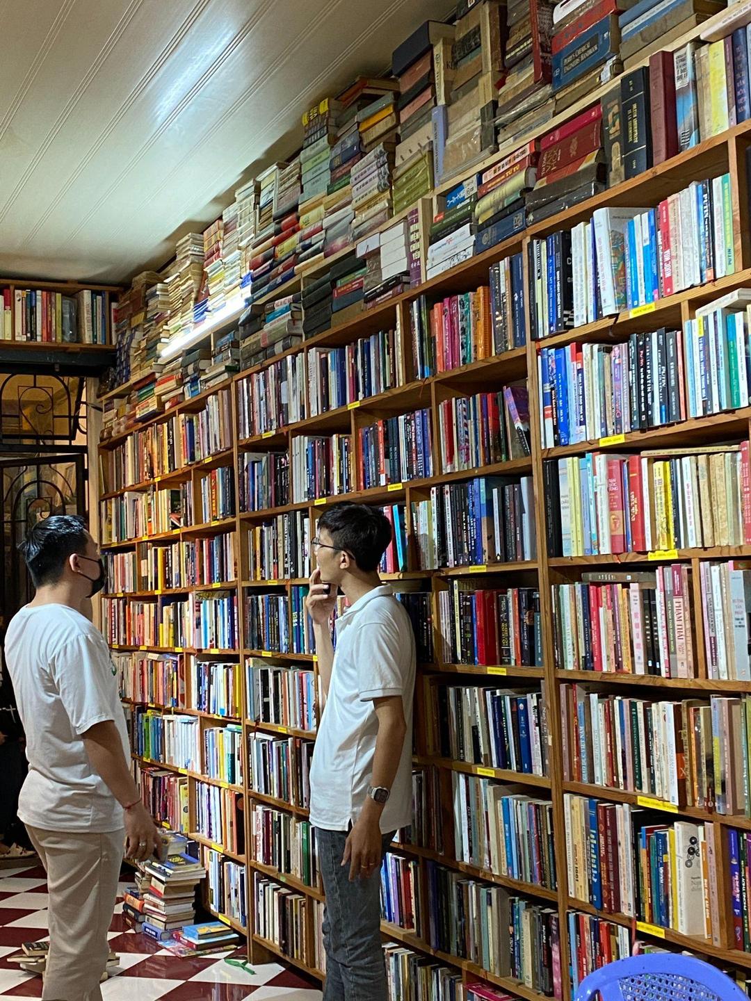 Dịch vụ mua bán sách cũ của "Bá Tân - Sách cũ thư viện" có gì đặc biệt?