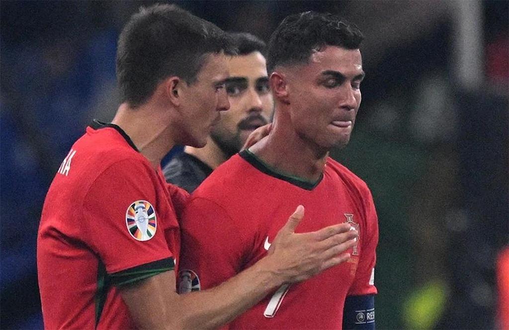 Ronaldo rơi nước mắt vì sút hỏng penalty, Bồ Đào Nha vất vả lết vào tứ kết