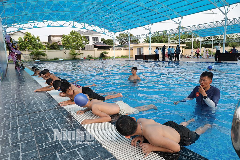Yên Mô khai giảng lớp bơi phòng, chống đuối nước năm 2024