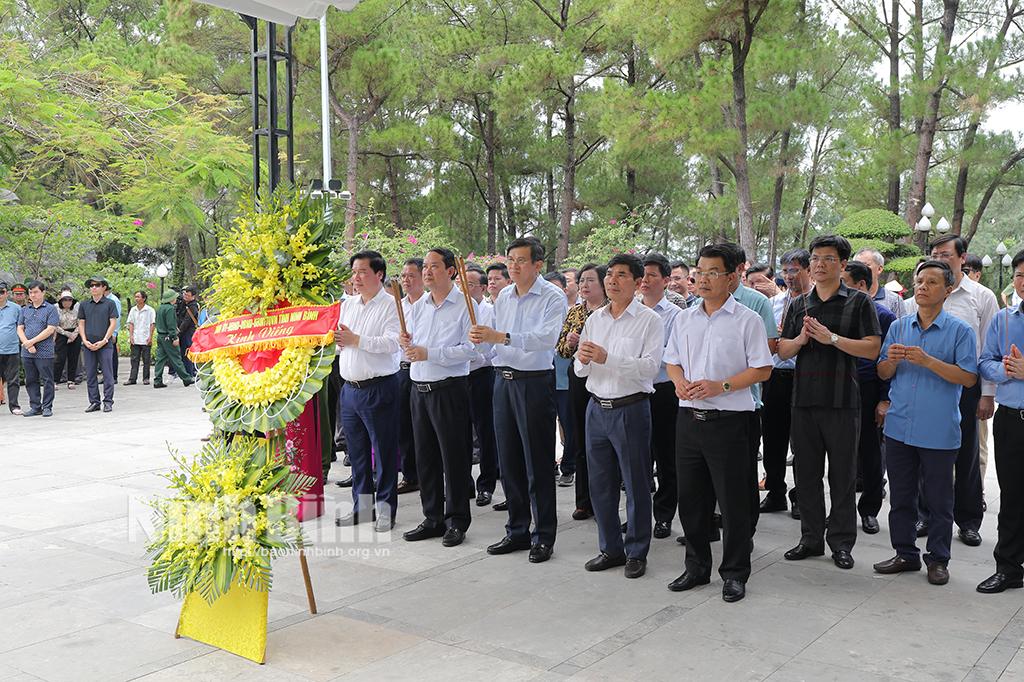 Đoàn đại biểu của tỉnh dâng hương tại Nghĩa trang Liệt sĩ Quốc gia Trường Sơn, Nghĩa trang Liệt sĩ Quốc gia Đường 9 và Khu di tích Thành cổ Quảng Trị