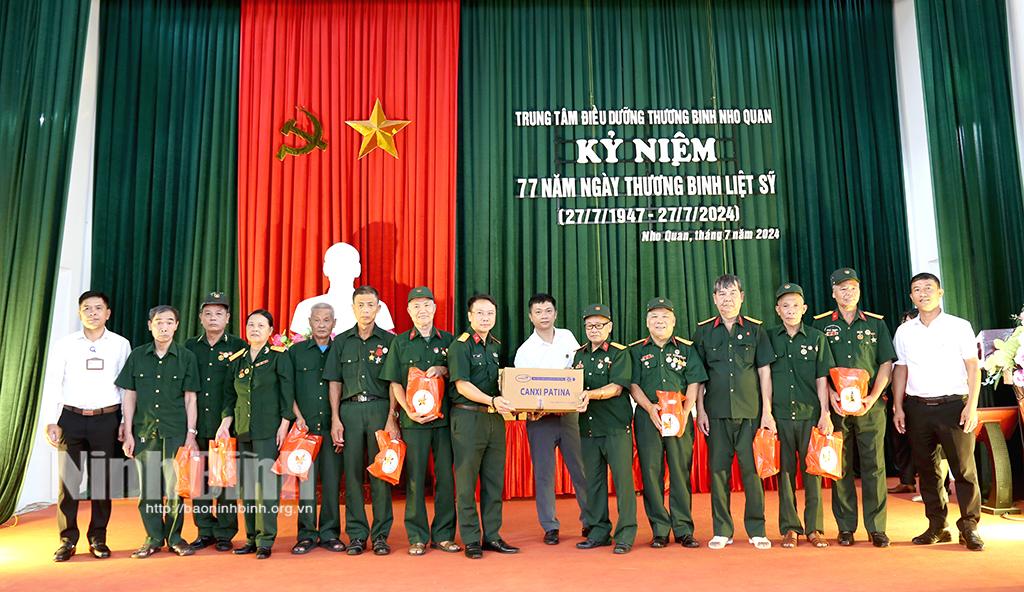 Hội Doanh nhân trẻ tỉnh thăm, tặng quà Trung tâm Điều dưỡng Thương binh Nho Quan