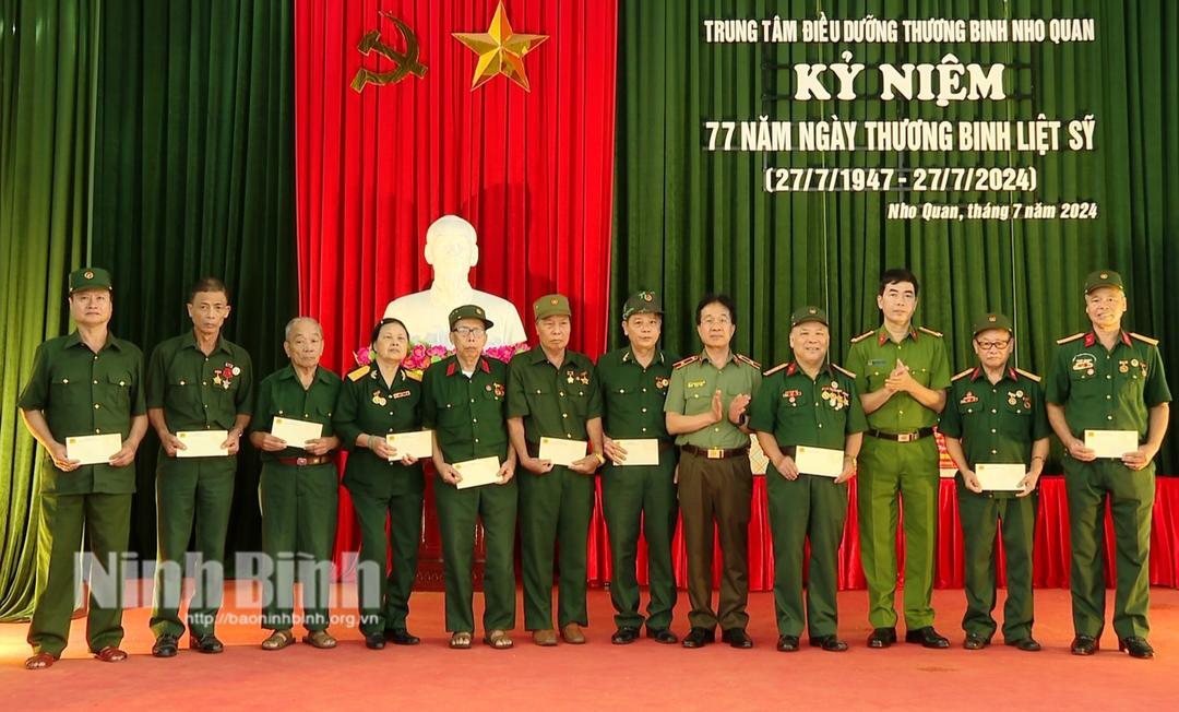 Đoàn công tác của Bộ Công an thăm, tặng quà tại Trung tâm Điều dưỡng thương binh Nho Quan