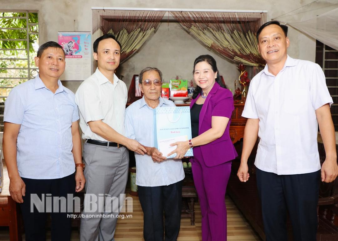 Đồng chí Trưởng Ban Tuyên giáo Tỉnh ủy thăm, tặng quà nhân kỷ niệm Ngày Thương binh, Liệt sĩ