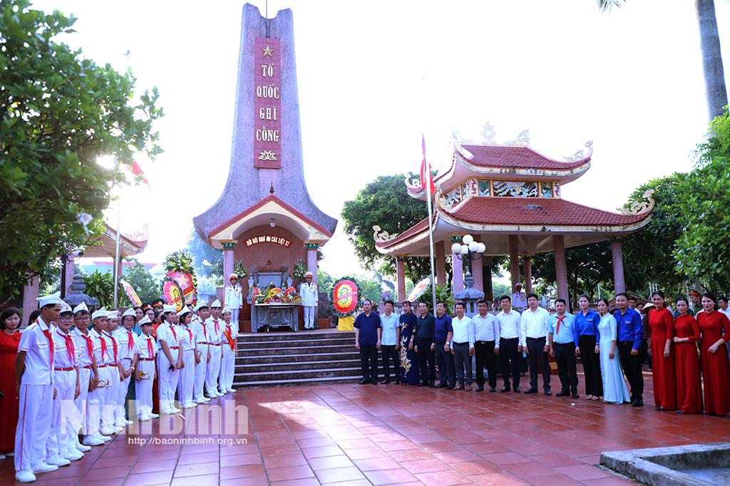 Đồng chí Phó Bí thư Thường trực Tỉnh ủy dự lễ thắp nến tri ân các Anh hùng liệt sĩ tại huyện Yên Mô