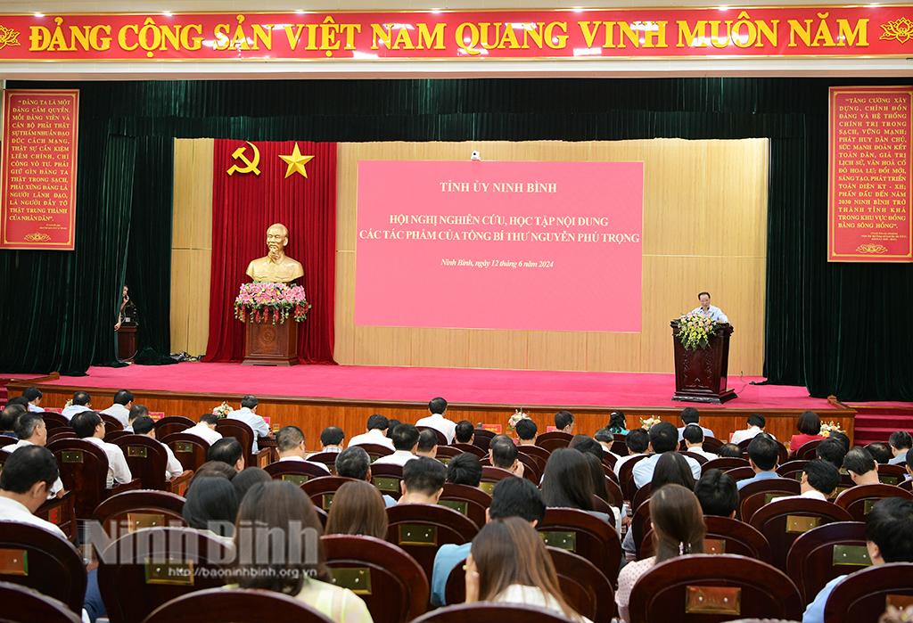 Tự hào và tin tưởng dưới lá cờ vẻ vang của Đảng