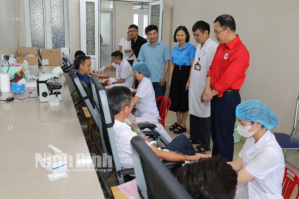 Chương trình hiến máu tình nguyện "Giọt hồng - Blouse trắng"