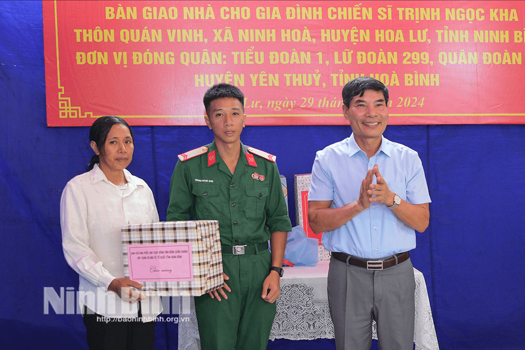 Khánh thành, bàn giao nhà cho gia đình quân nhân tại huyện Hoa Lư