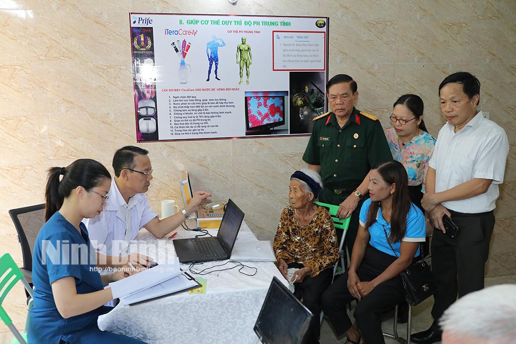 Khám bệnh, phát thuốc miễn phí và tặng quà cho người có công với cách mạng