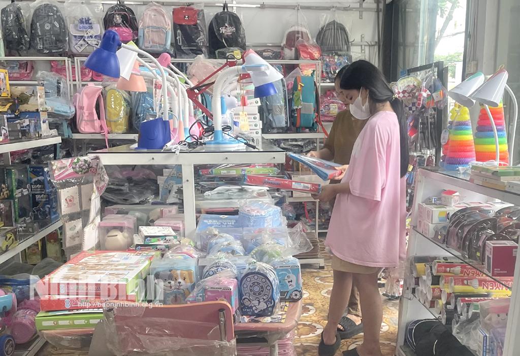 Thị trường sách giáo khoa, đồ dùng học tập sôi động trước thềm năm học mới