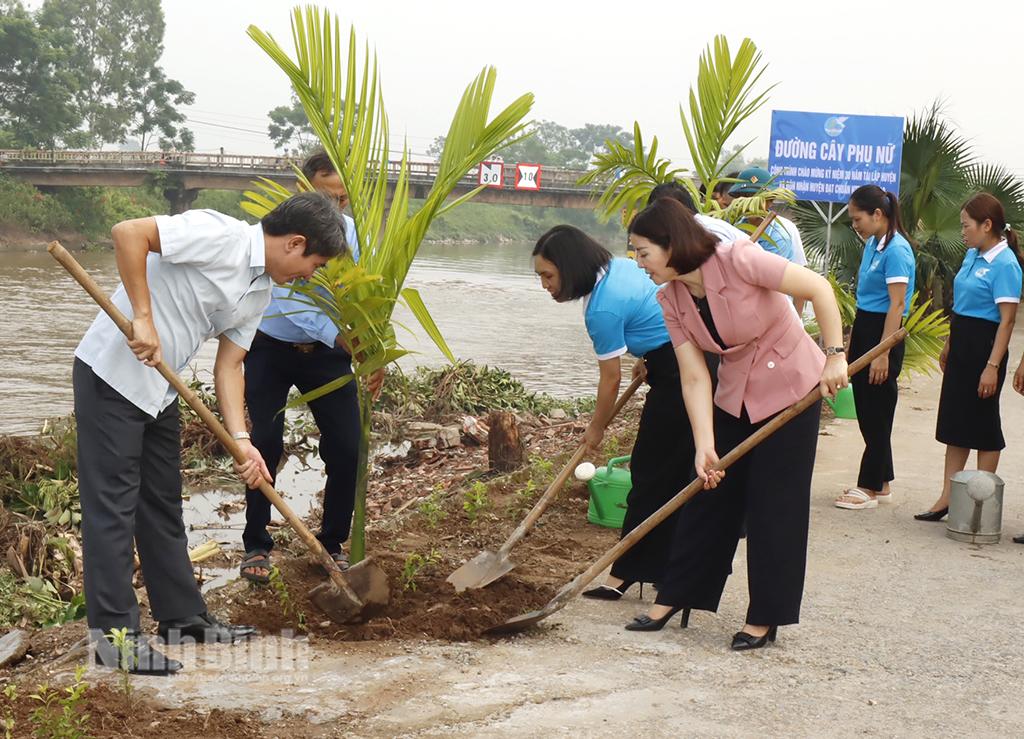Phụ nữ Khánh Hội chung sức xây dựng nông thôn mới
