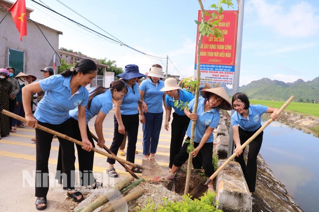 Hội LHPN huyện Yên Mô ra quân bảo vệ môi trường