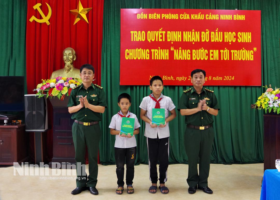 Nhận đỡ đầu học sinh chương trình "Nâng bước em tới trường"