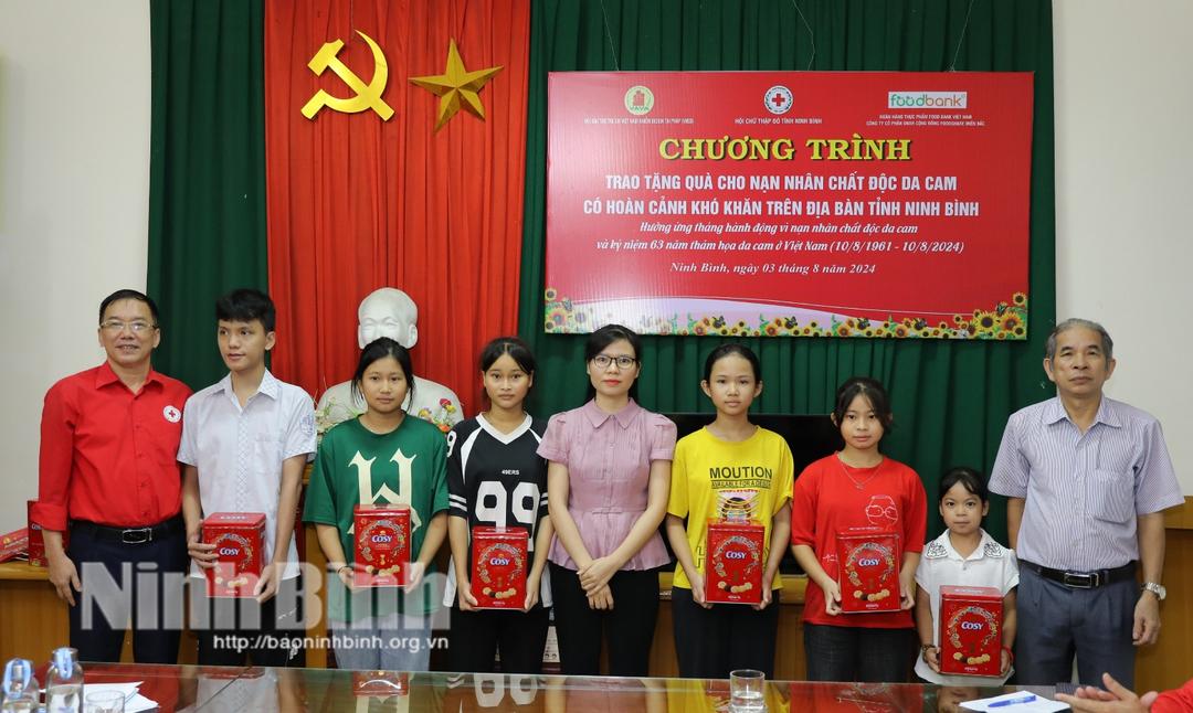 Tặng quà cho nạn nhân da cam có hoàn cảnh đặc biệt khó khăn