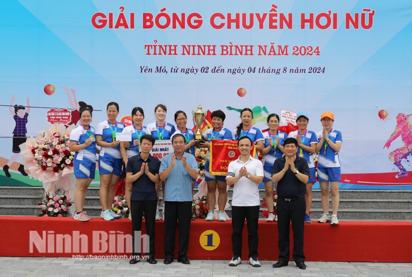 Trao thưởng Giải bóng chuyền hơi nữ tỉnh Ninh Bình năm 2024