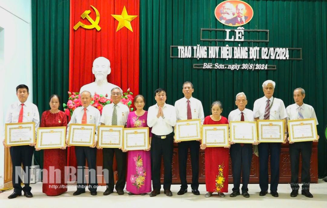 Phường Bắc Sơn: Trao tặng Huy hiệu Đảng đợt 2/9 cho 33 đảng viên